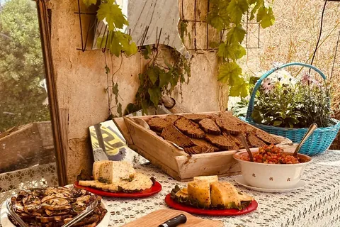 Tavolo del buffet di Castelbio sotto la pergola di vite