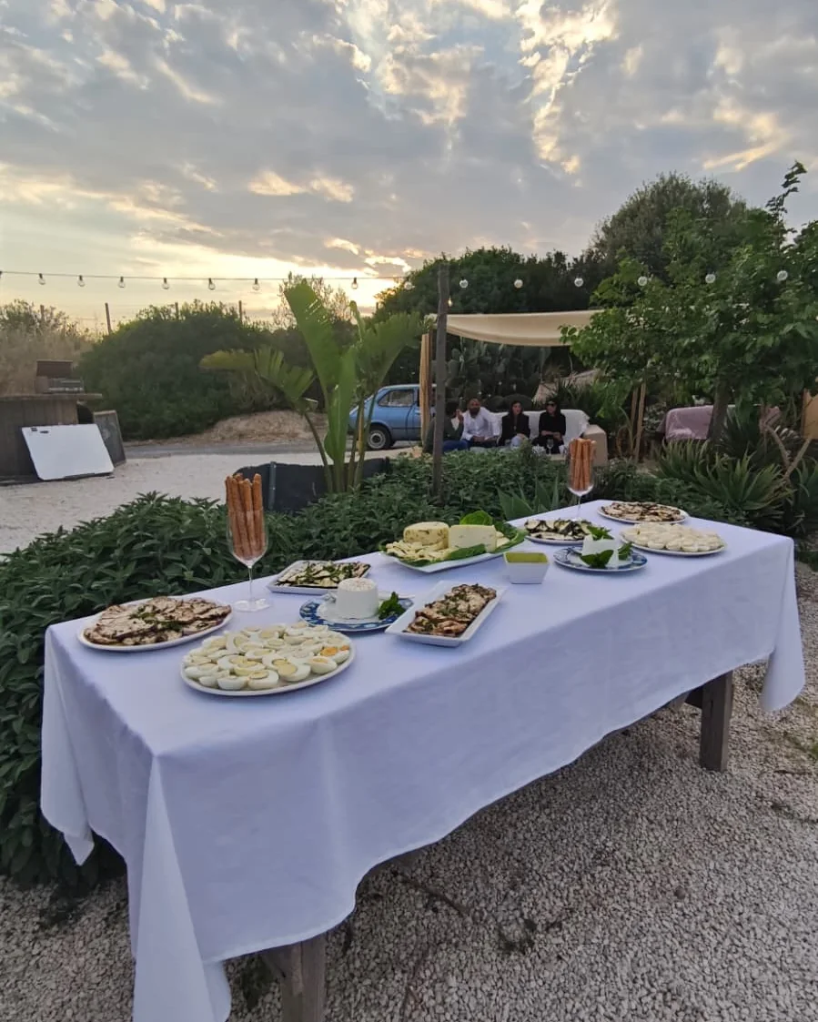 La tavola al tramonto