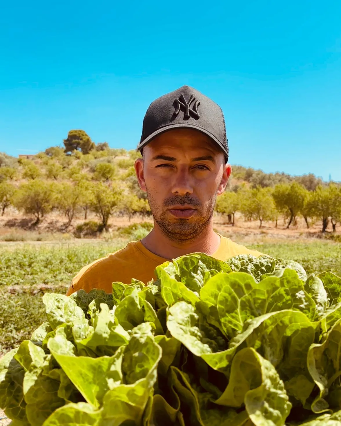 Corrado nell'orto di Castelbio con un'insalata appena raccolta