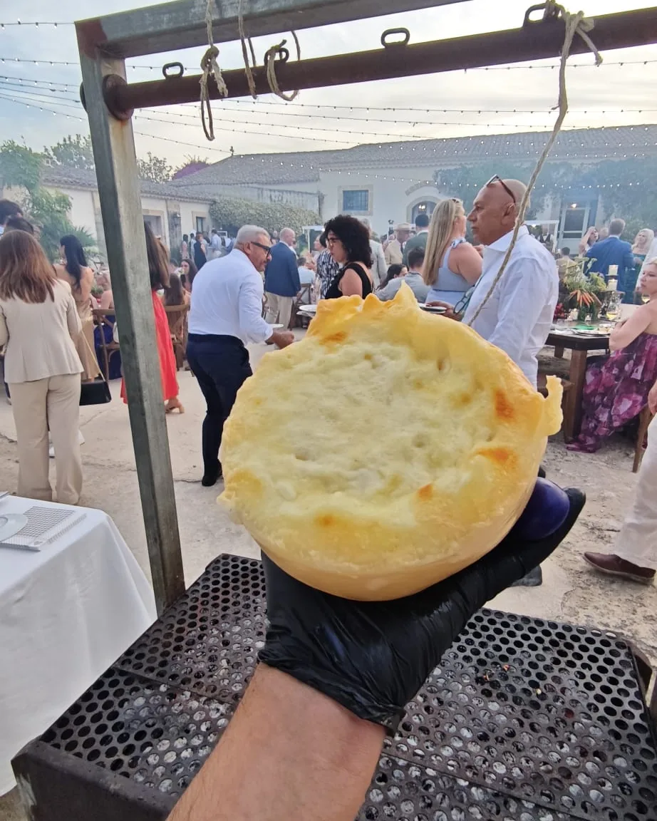 Provola fusa servita calda durante un evento a Castelbio