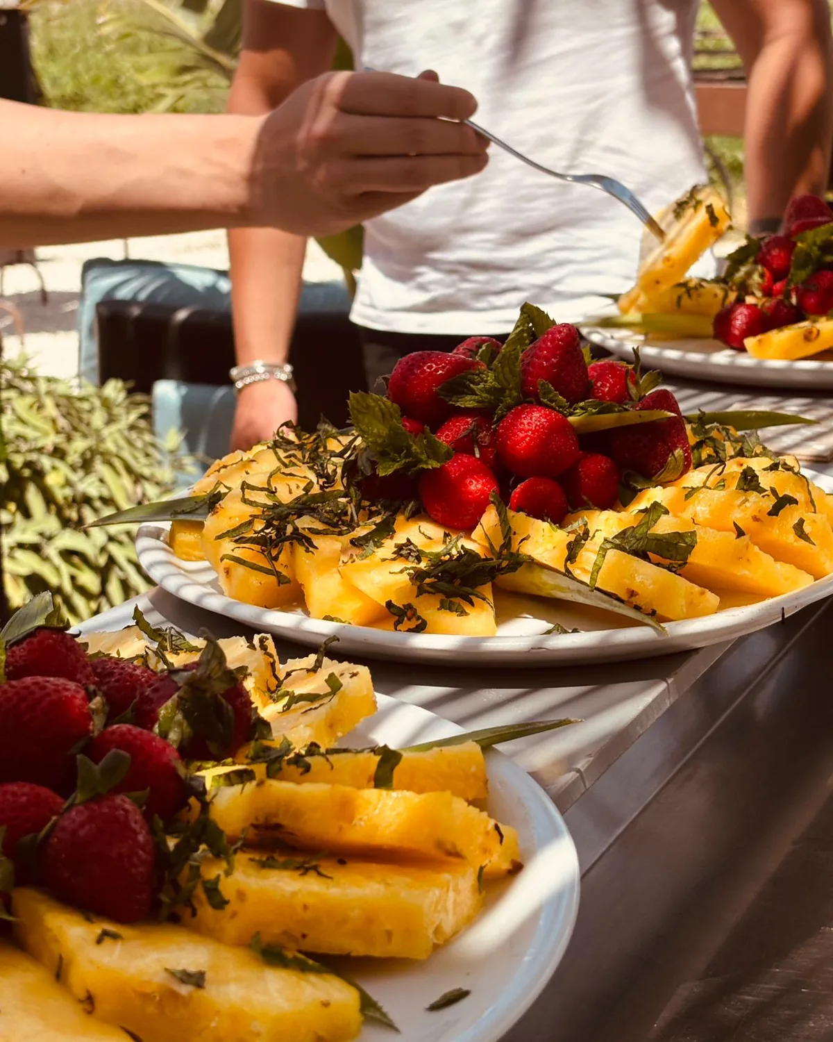 Piatti di ananas e fragole sul buffet di Castelbio
