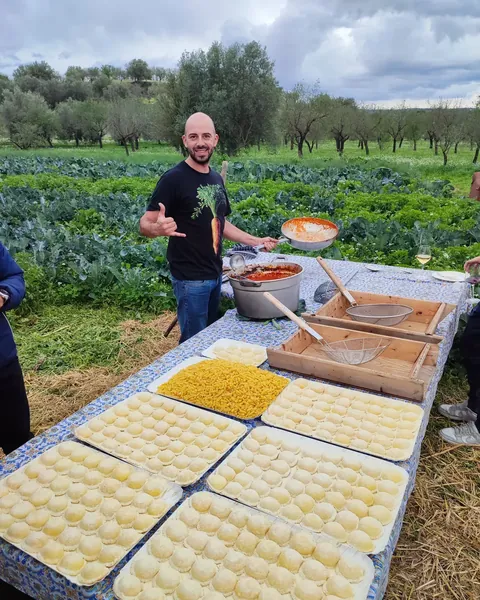 Corrado al banco dei ravioli fatti a mano