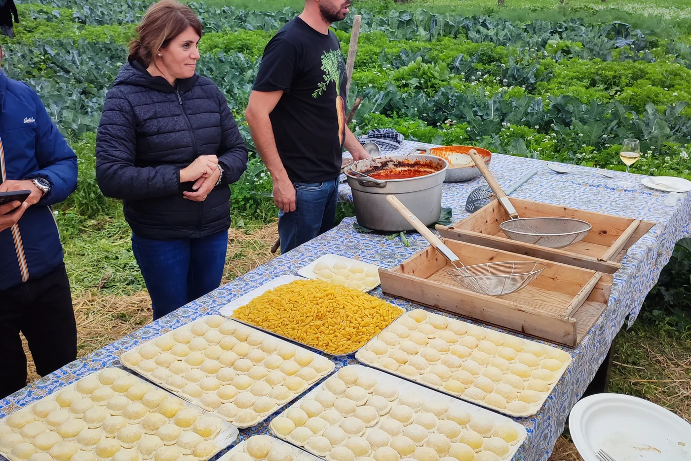 Tavolo di ravioli freschi sotto gli ulivi